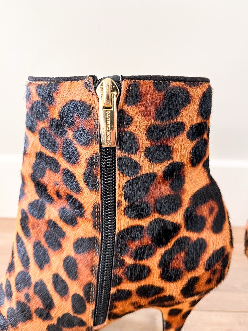 Vince Camuto Nandi2 Leopard Print Calf Hair Heeled Ankle Bootie Size 9 - Picture 4 of 13